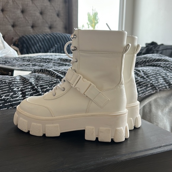 BRAND NEW FOREVER 21 WHITE COMBAT STYLISH BOOTS! - Picture 15 of 16